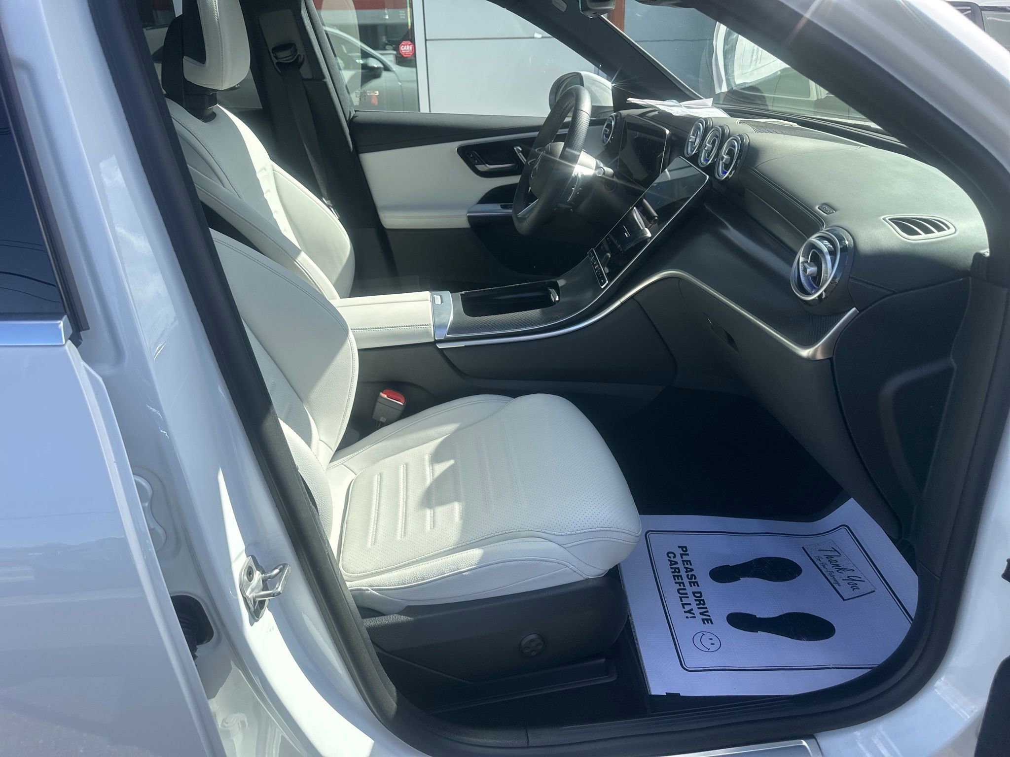 Used 2025 Mercedes-Benz GLC 300 4MATIC image 10