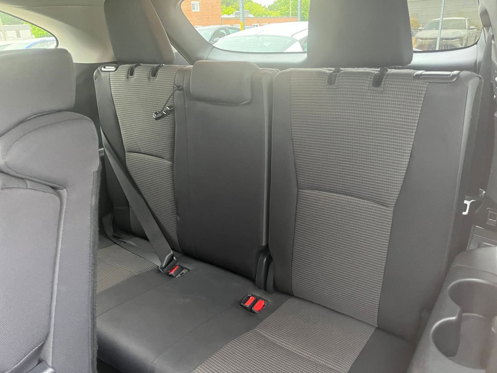 Used 2025 Toyota Highlander LE FWD image 30