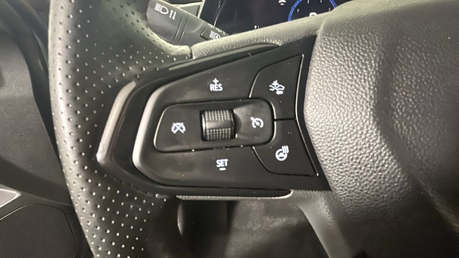 Used 2024 Chevrolet Trax RS w/ Sunroof Package FWD image 18