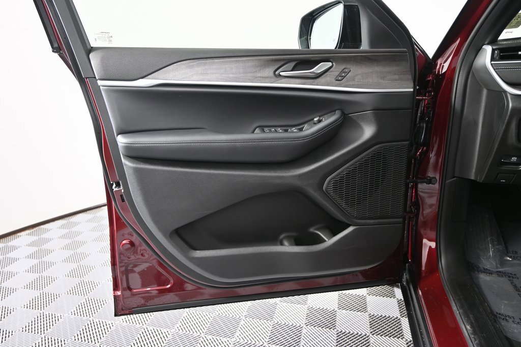 New 2025 Jeep Grand Cherokee Limited w/ Trailer Tow Package image 19