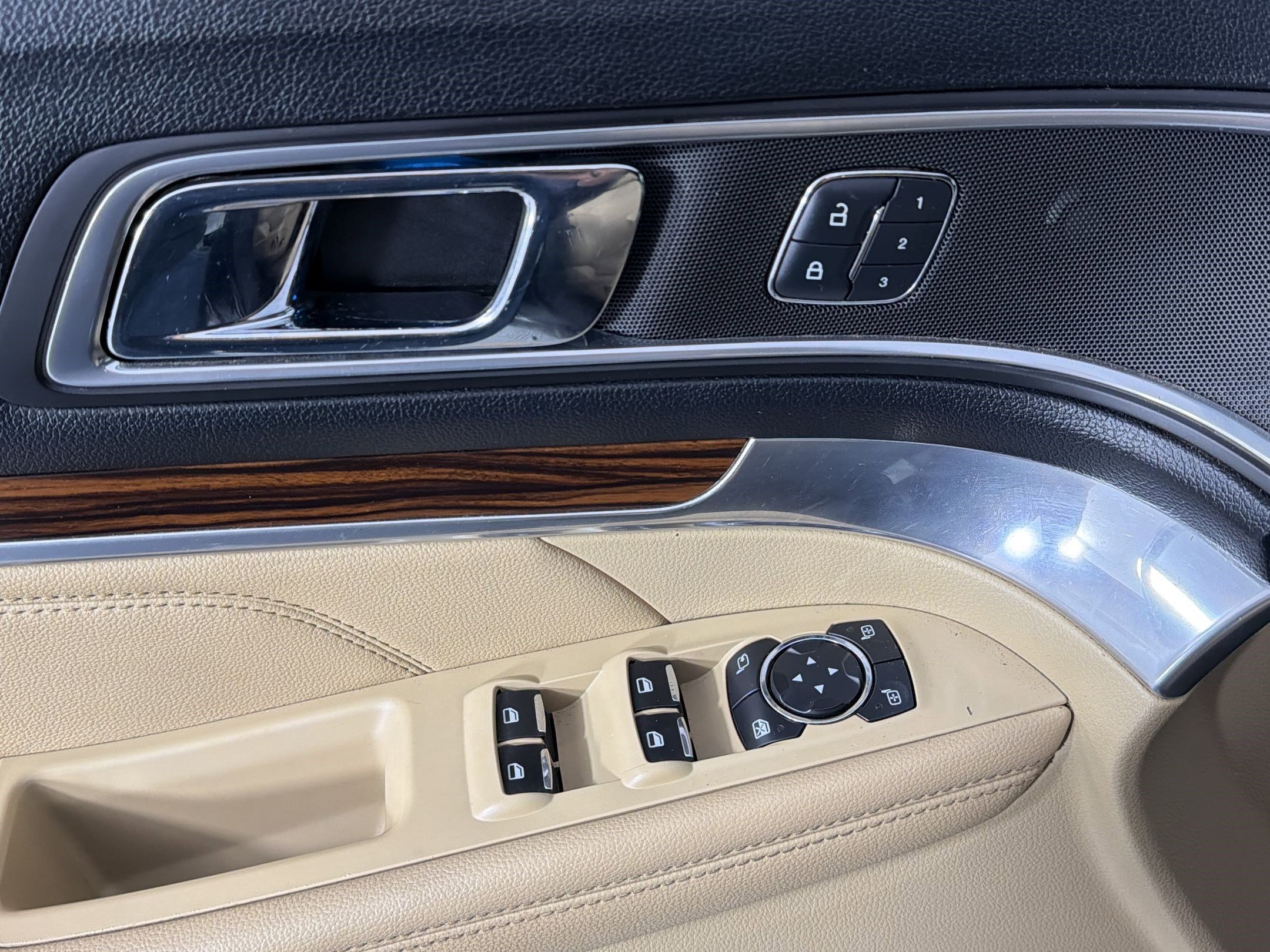 Used 2016 Ford Explorer Limited image 20