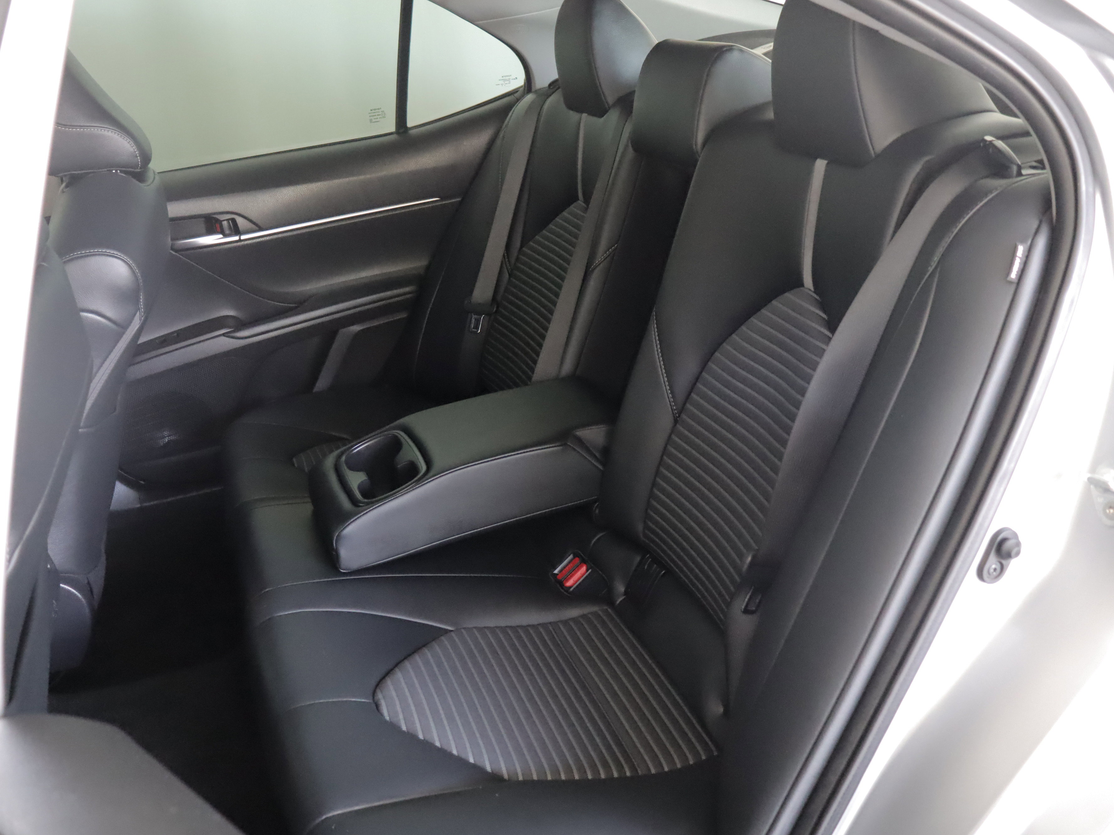 Used 2021 Toyota Camry SE w/ Convenience Package FWD image 8