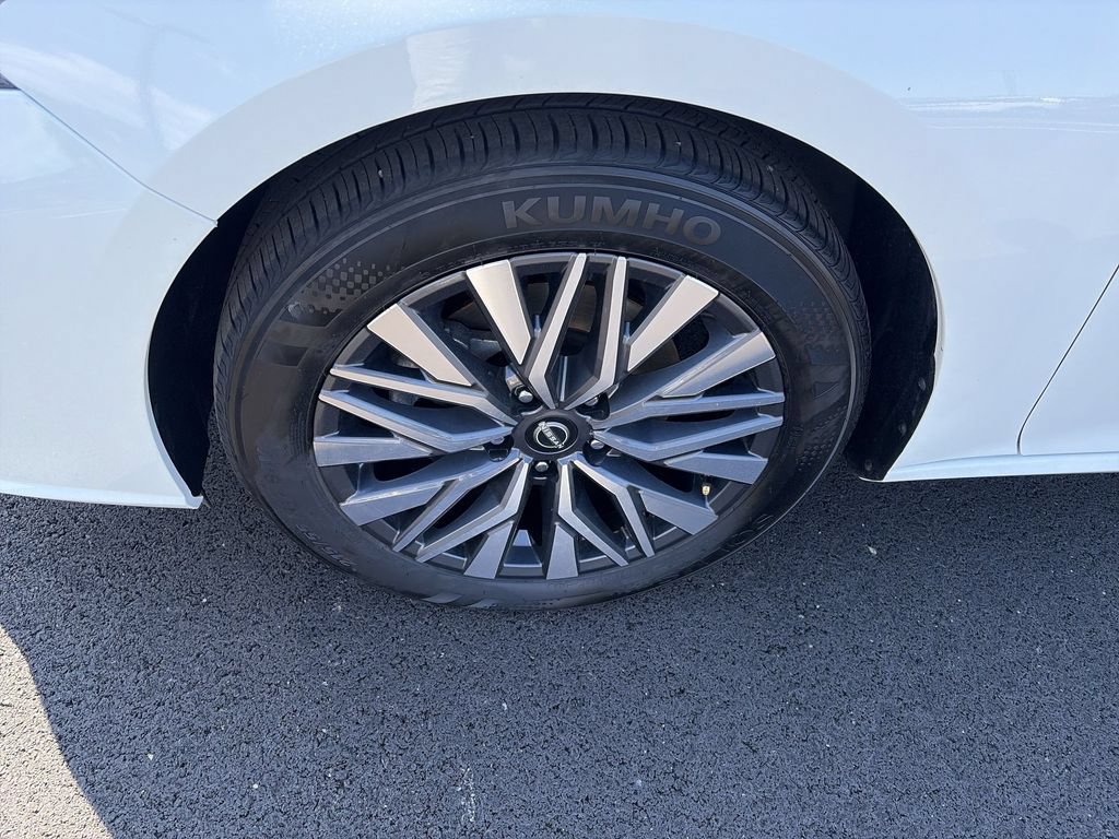 Used 2025 Nissan Altima 2.5 SV FWD image 11