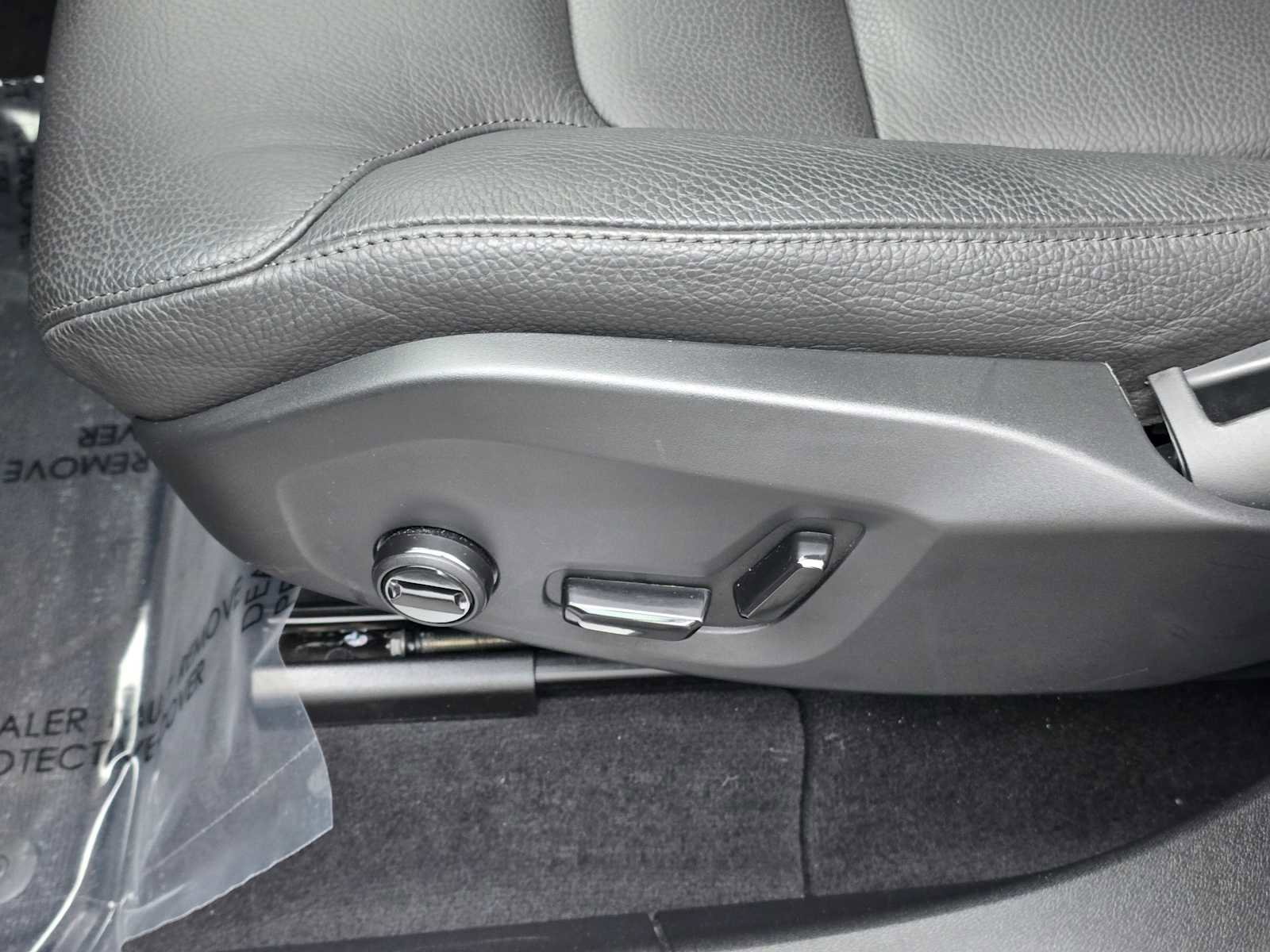 Certified 2025 Volvo XC60 B5 Plus image 24