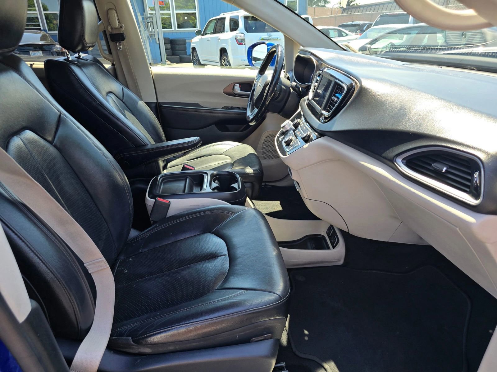 Used 2018 Chrysler Pacifica Touring-L FWD image 11