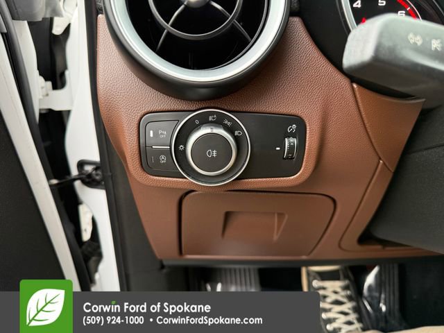 Used 2018 Alfa Romeo Stelvio AWD image 27