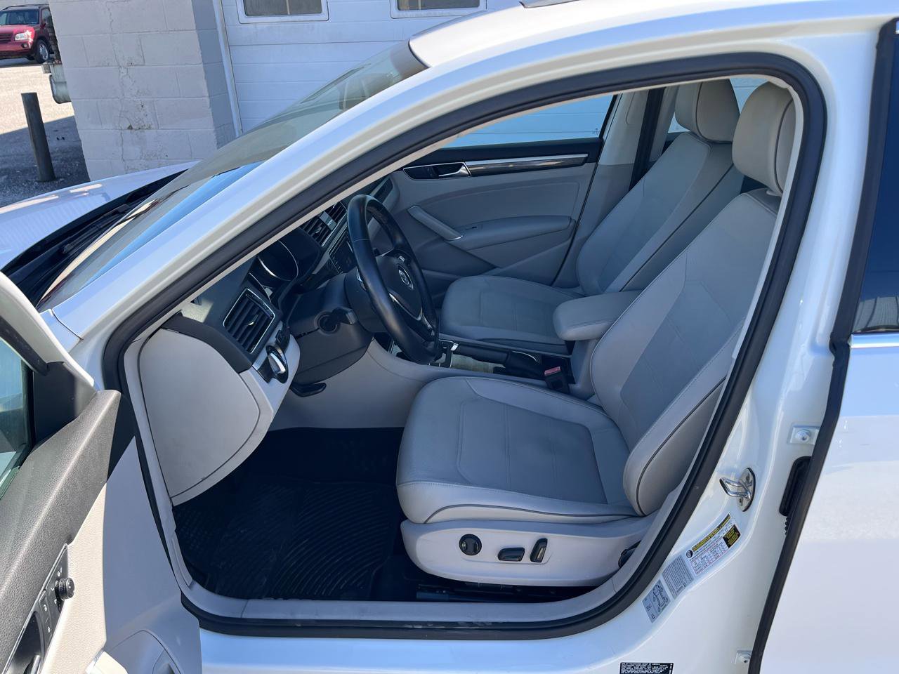 Used 2018 Volkswagen Passat 2.0T SE FWD image 19