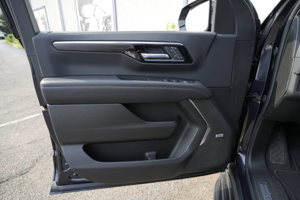 Used 2025 Chevrolet Suburban Premier AWD/4WD image 22