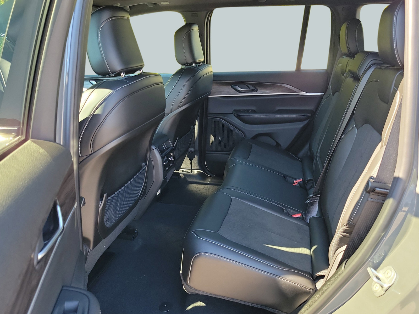 New 2027 Jeep Grand Cherokee Altitude RWD image 27