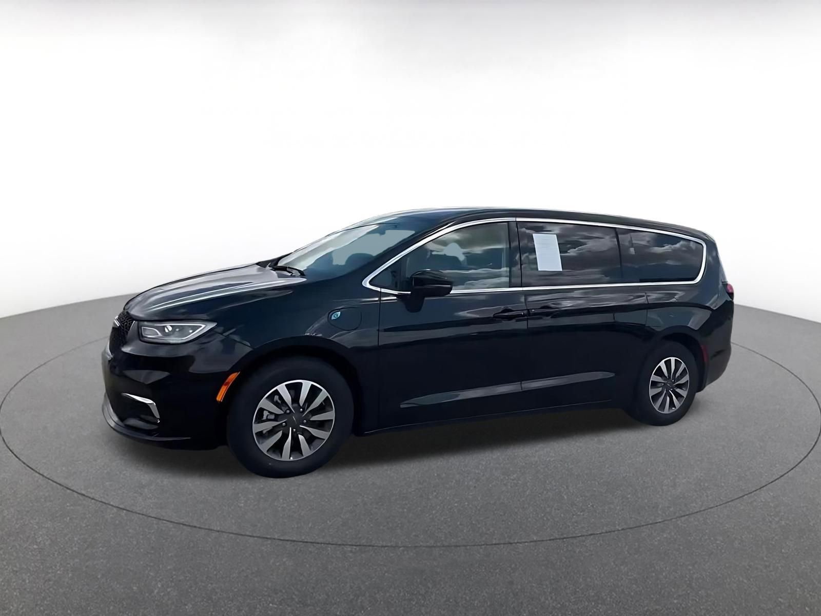 Used 2023 Chrysler Pacifica Touring-L FWD image 8