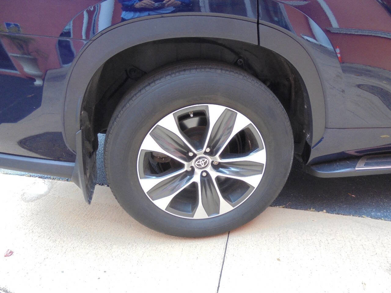 Used 2021 Toyota Highlander XLE AWD/4WD image 29