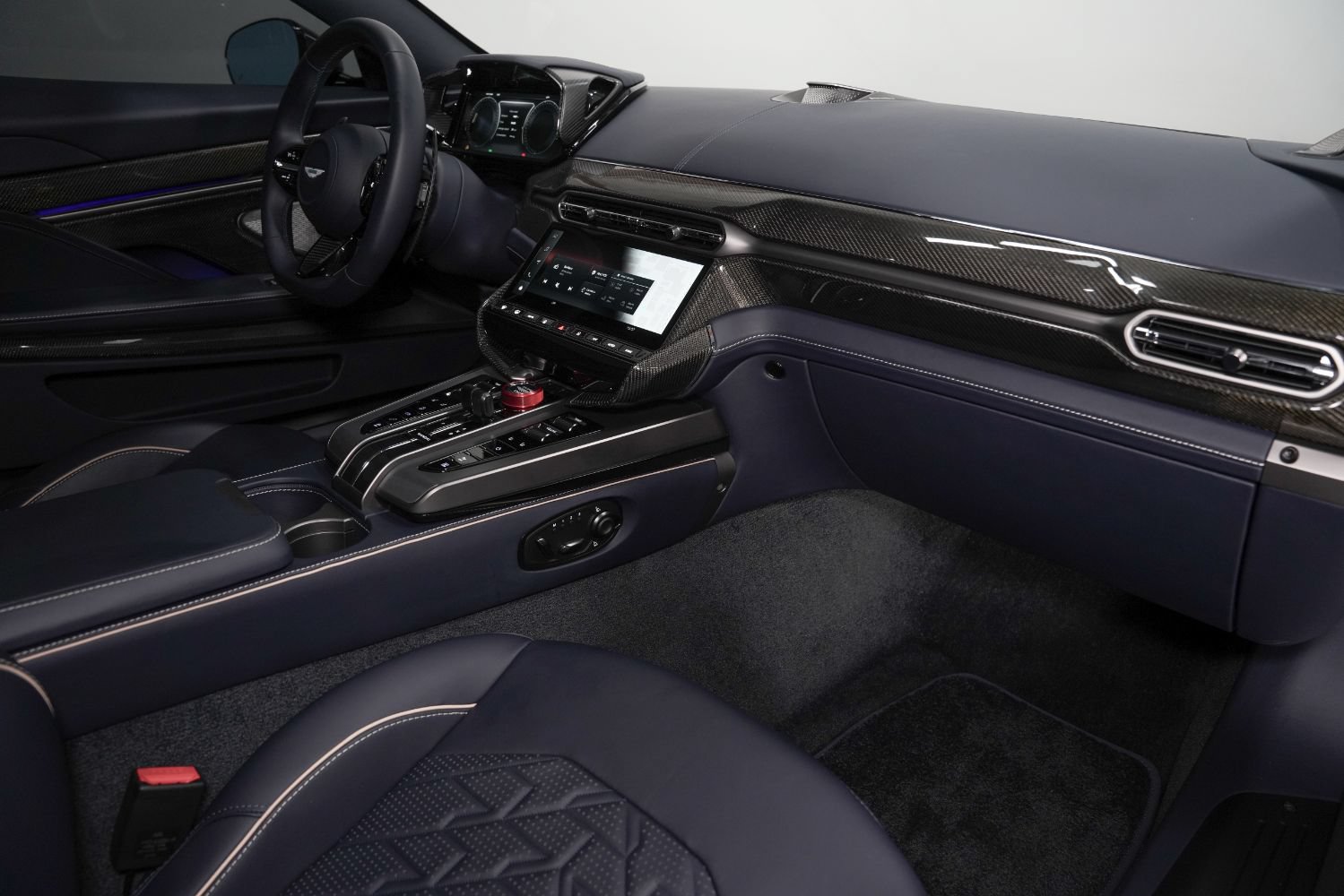 Used 2025 Aston Martin Vanquish RWD image 35