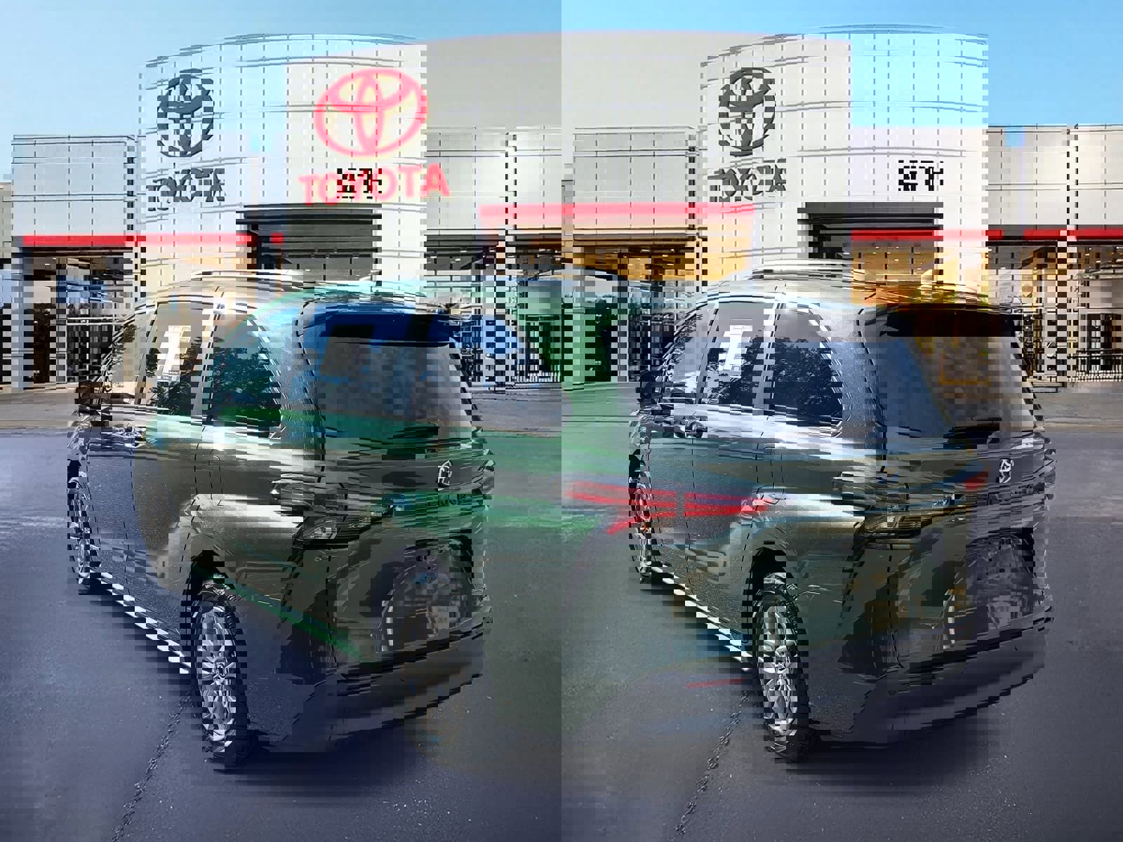 Used 2021 Toyota Sienna XLE image 6