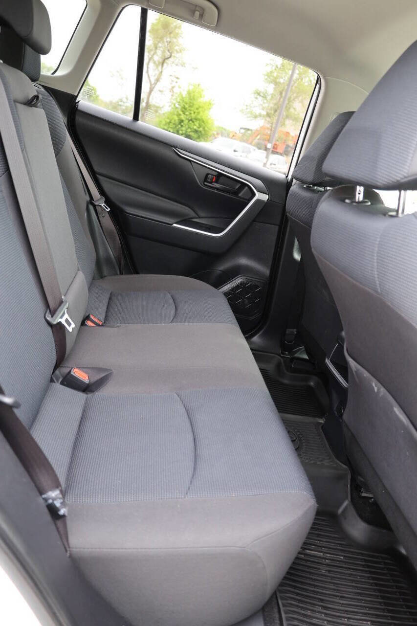 Used 2019 Toyota RAV4 LE AWD/4WD image 16