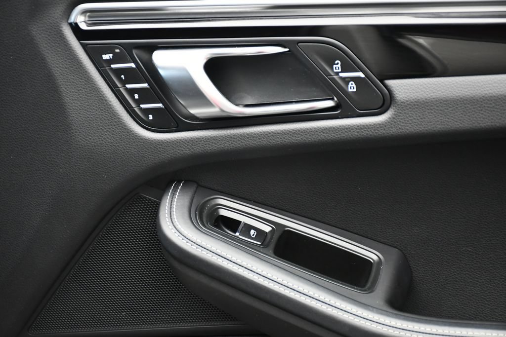 Certified 2024 Porsche Macan AWD/4WD image 43
