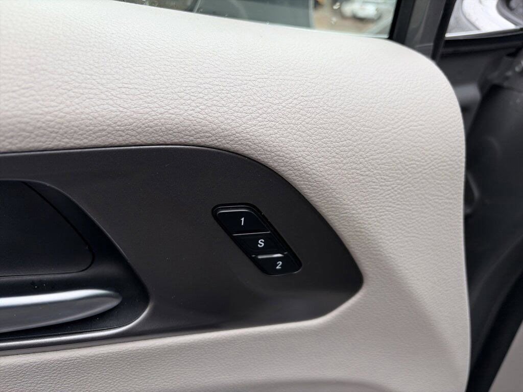 Used 2022 Chrysler Pacifica Touring-L image 27