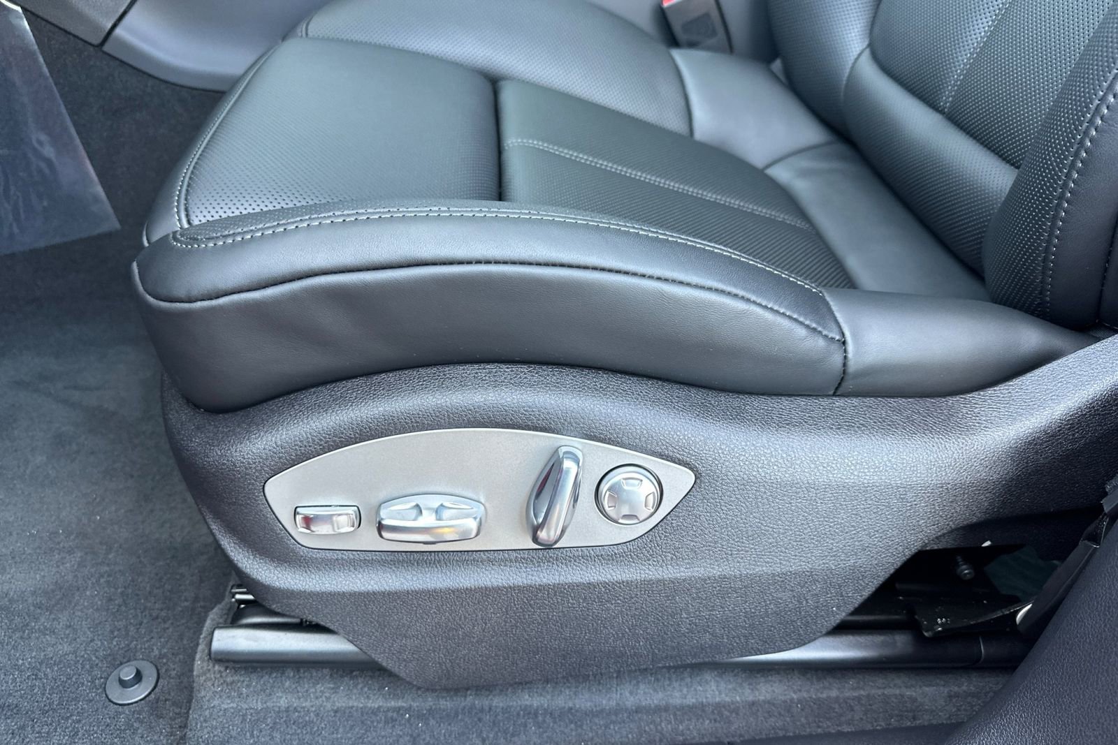 New 2026 Porsche Macan AWD/4WD image 14