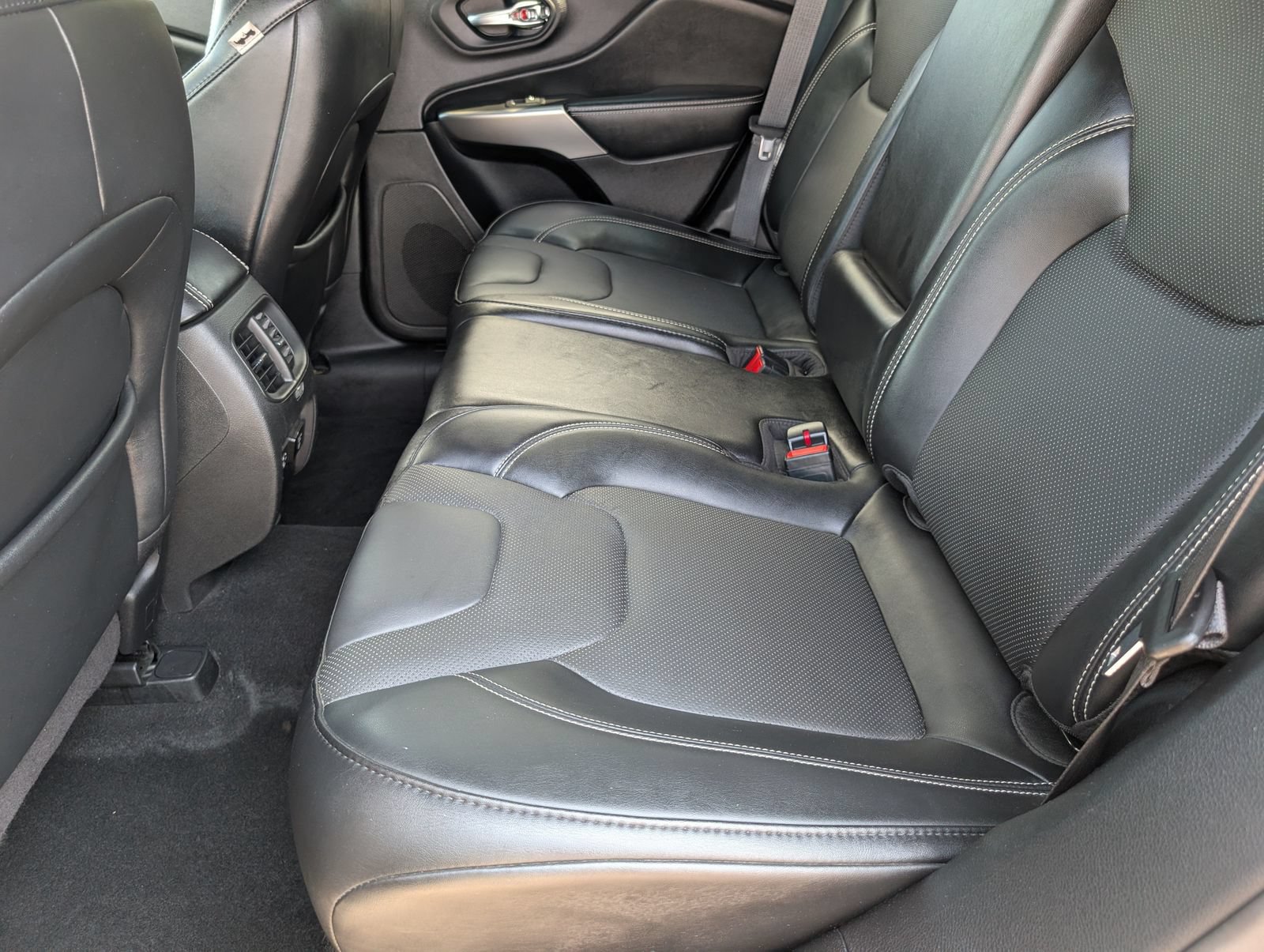 Used 2021 Jeep Cherokee Latitude Lux 80th Anniv w/ Quick Order Package 26U 80TH FWD image 16