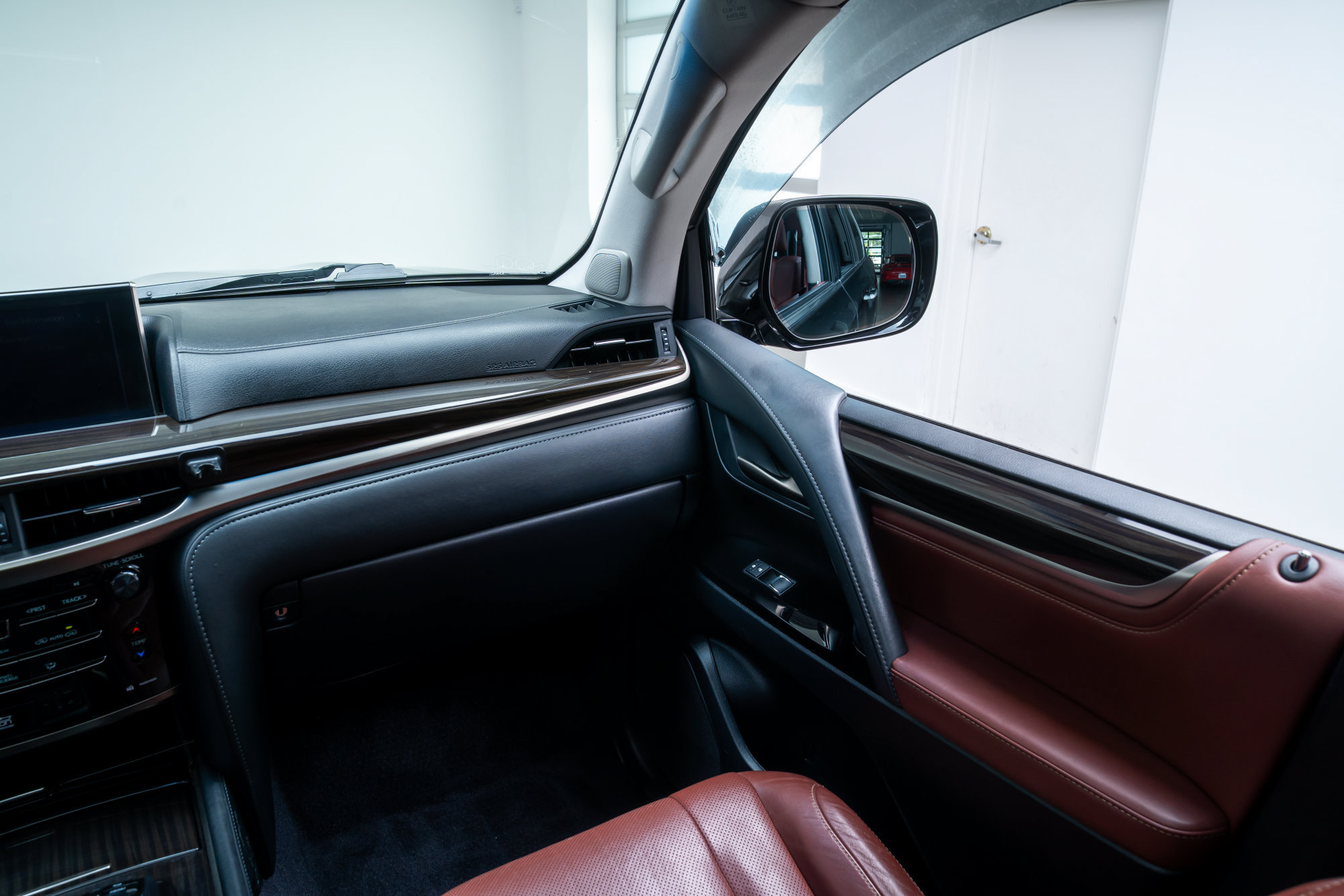 Used 2016 Lexus LX 570 4WD w/ Luxury Package image 9