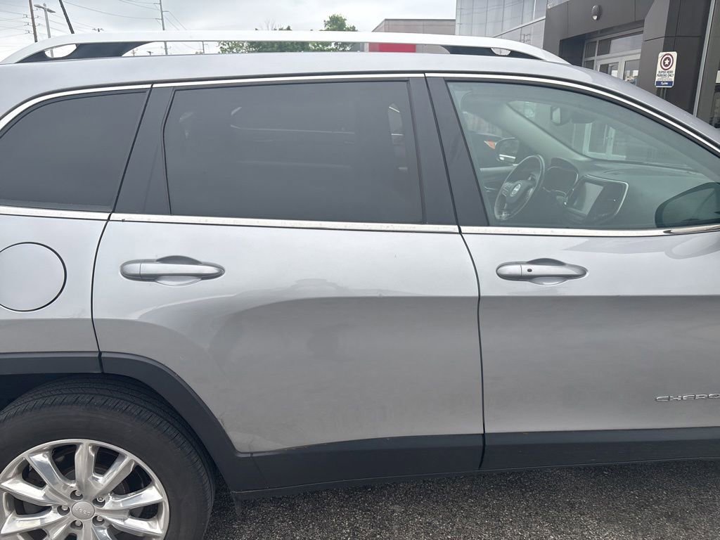 Used 2017 Jeep Cherokee Limited AWD/4WD image 4