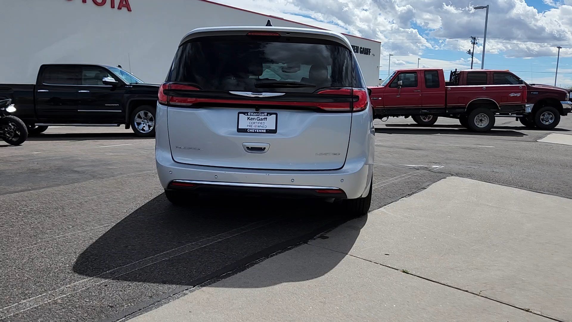 Used 2026 Chrysler Pacifica Limited FWD image 3
