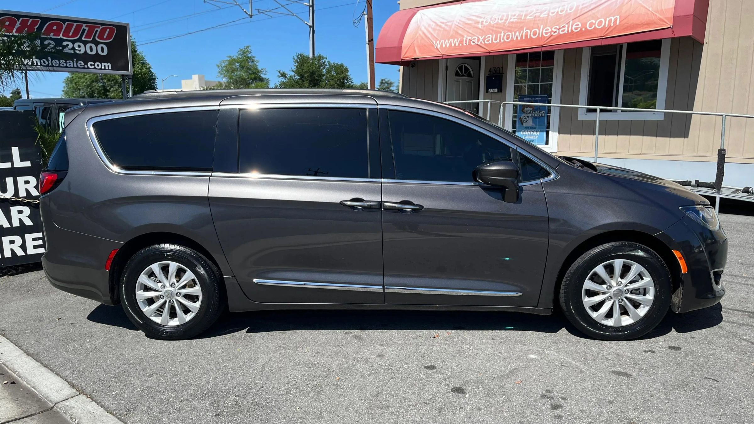 Used 2017 Chrysler Pacifica Touring-L FWD image 7