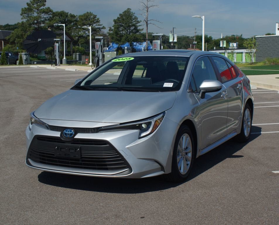 Used 2025 Toyota Corolla XLE FWD image 24