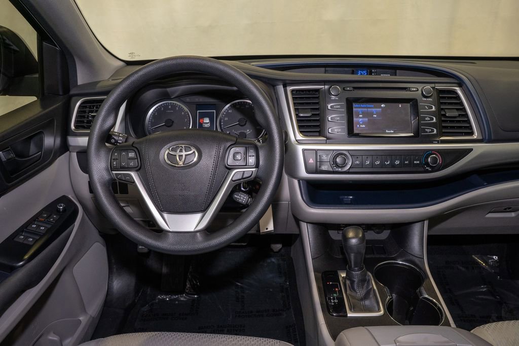Used 2017 Toyota Highlander LE image 6