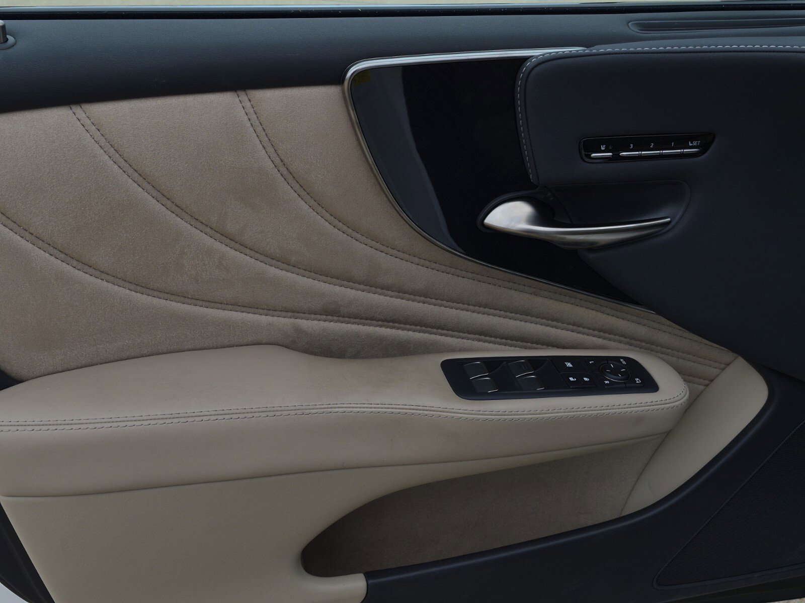 Used 2022 Lexus LS 500 w/ Interior Upgrade Package RWD image 16