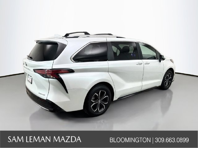 Used 2025 Toyota Sienna Platinum AWD/4WD image 12