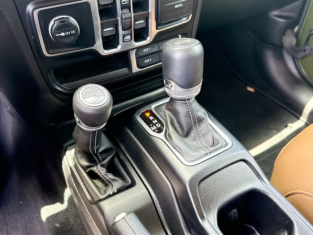Used 2023 Jeep Wrangler Unlimited Sahara w/ Cold Weather Group AWD/4WD image 18
