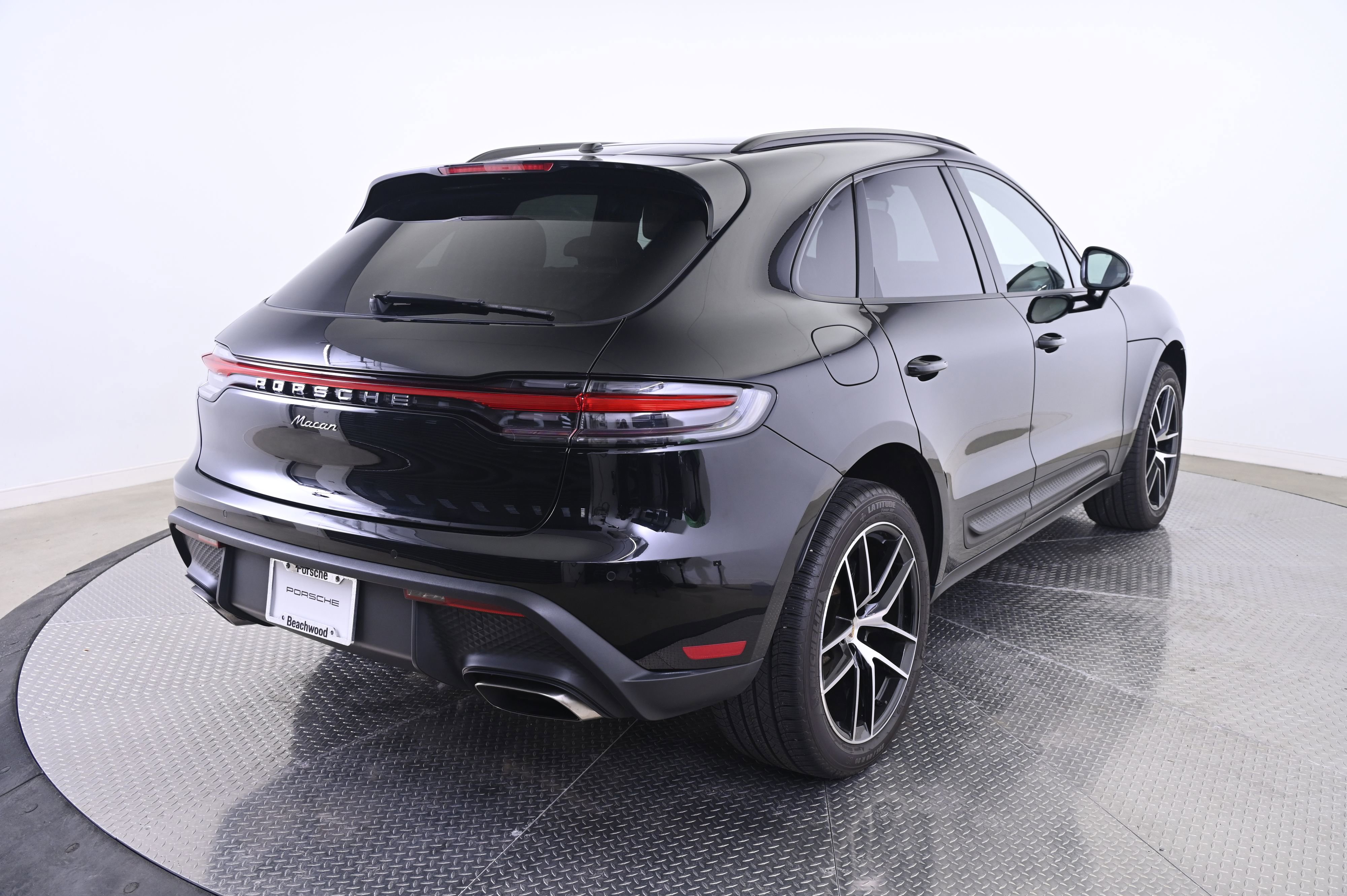 Certified 2025 Porsche Macan image 7