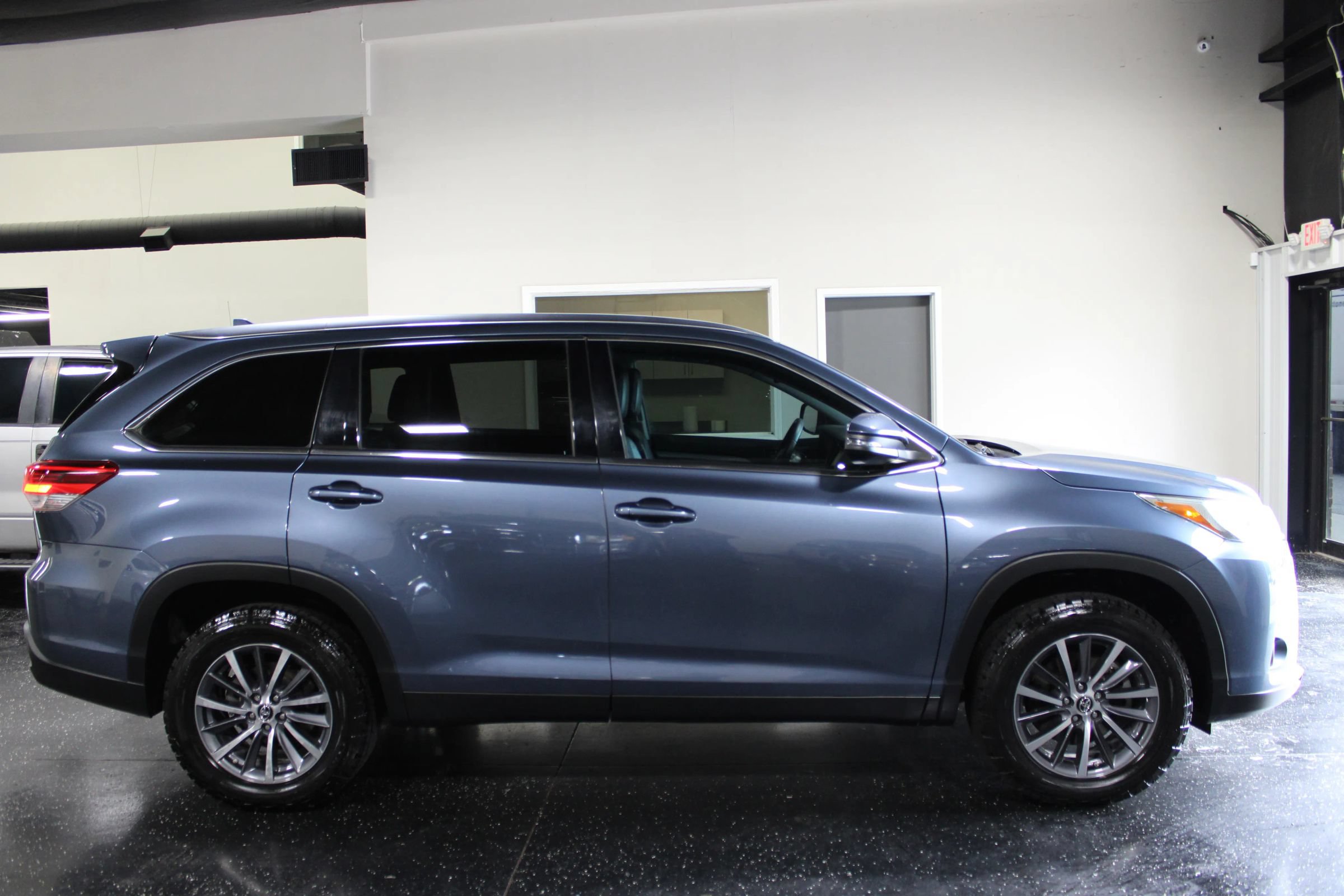 Used 2019 Toyota Highlander XLE FWD image 2
