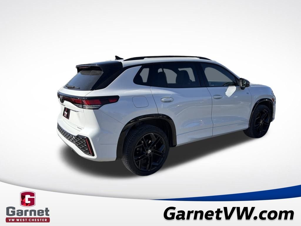 Certified 2025 Volkswagen Tiguan SE R-Line image 5
