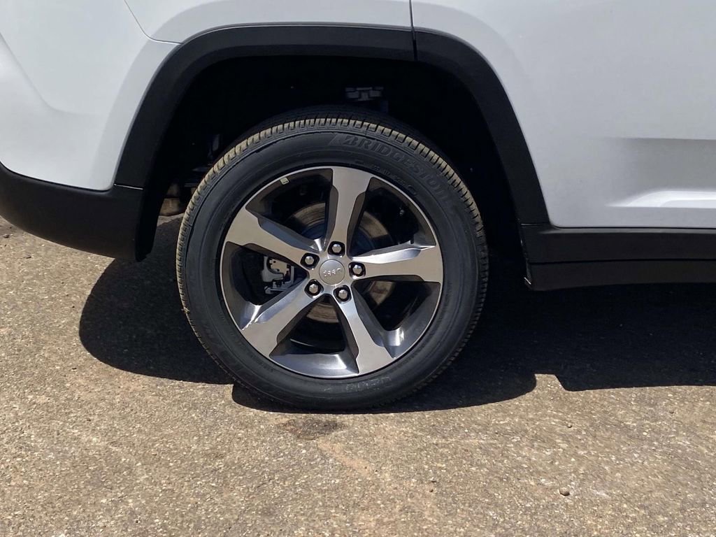 New 2026 Jeep Grand Cherokee Limited w/ Luxury Tech Group II RWD image 8