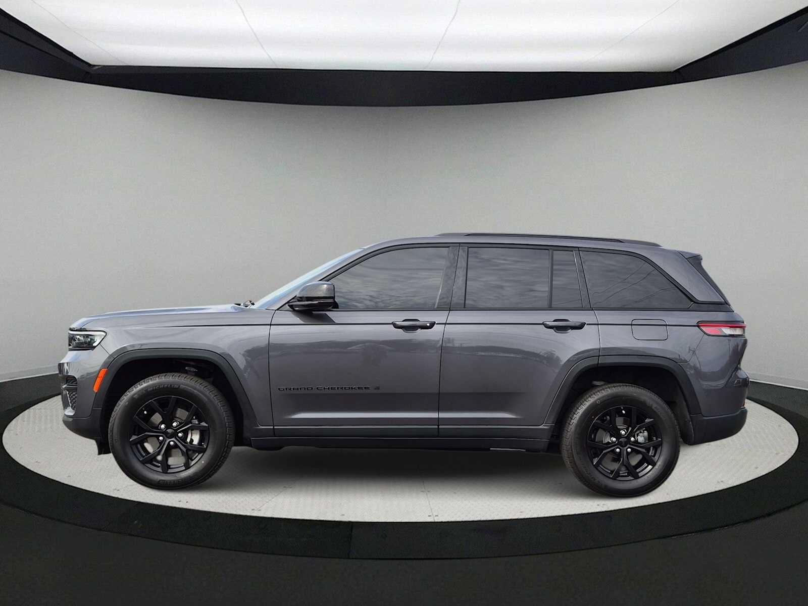 Used 2024 Jeep Grand Cherokee Altitude AWD/4WD image 5