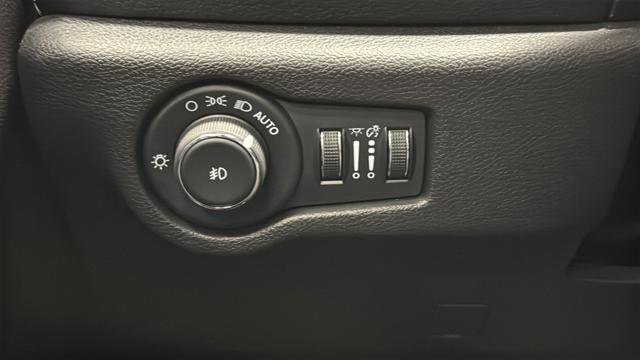 Used 2025 Chrysler Pacifica Limited image 38
