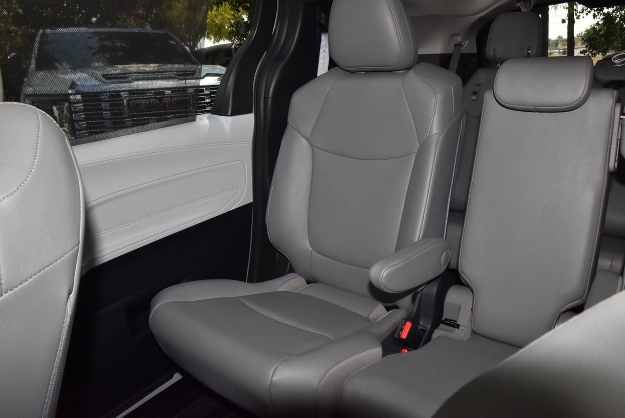 Used 2025 Toyota Sienna XLE FWD image 21
