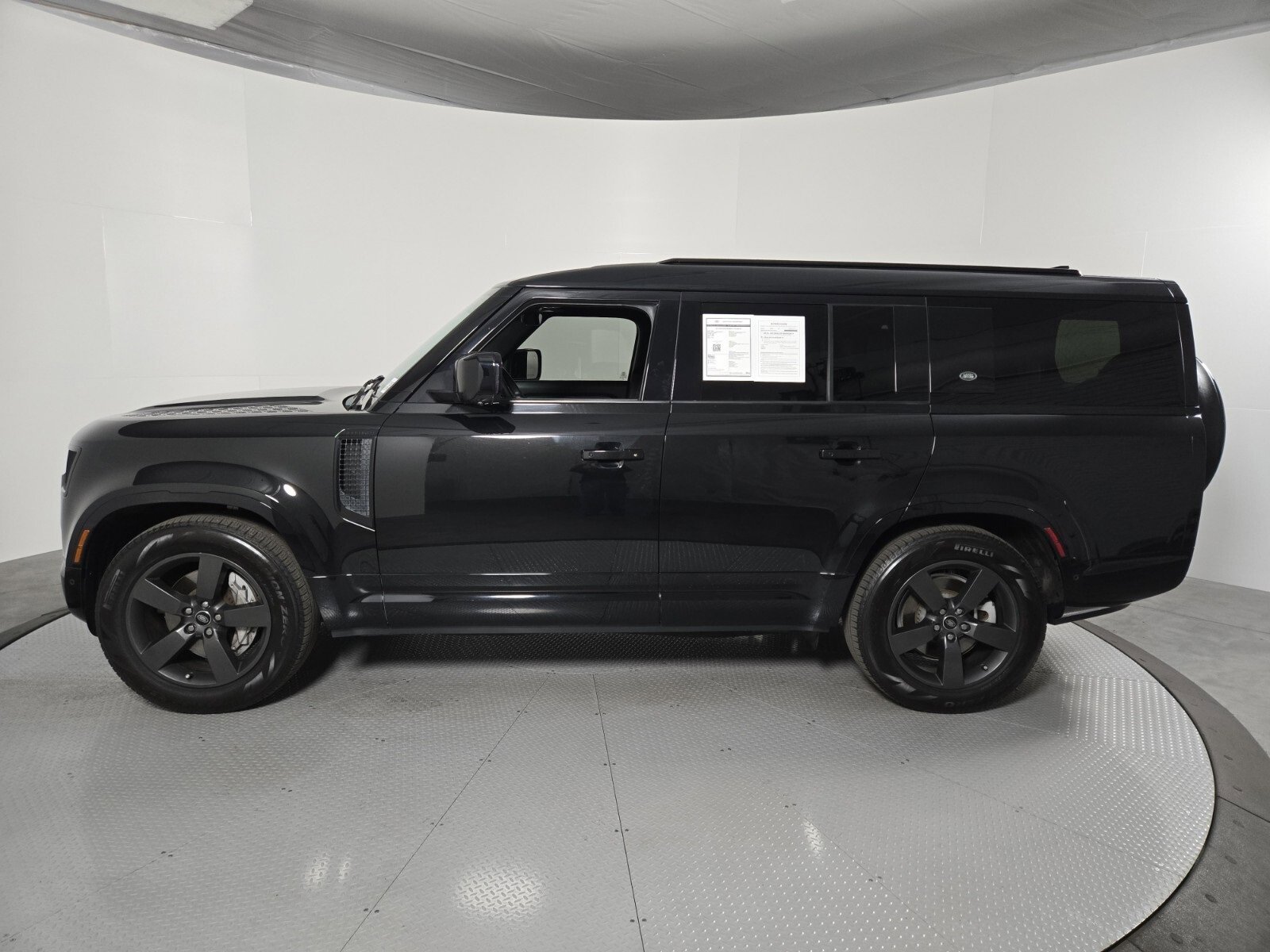 Used 2023 Land Rover Defender 130 X-Dynamic SE image 7