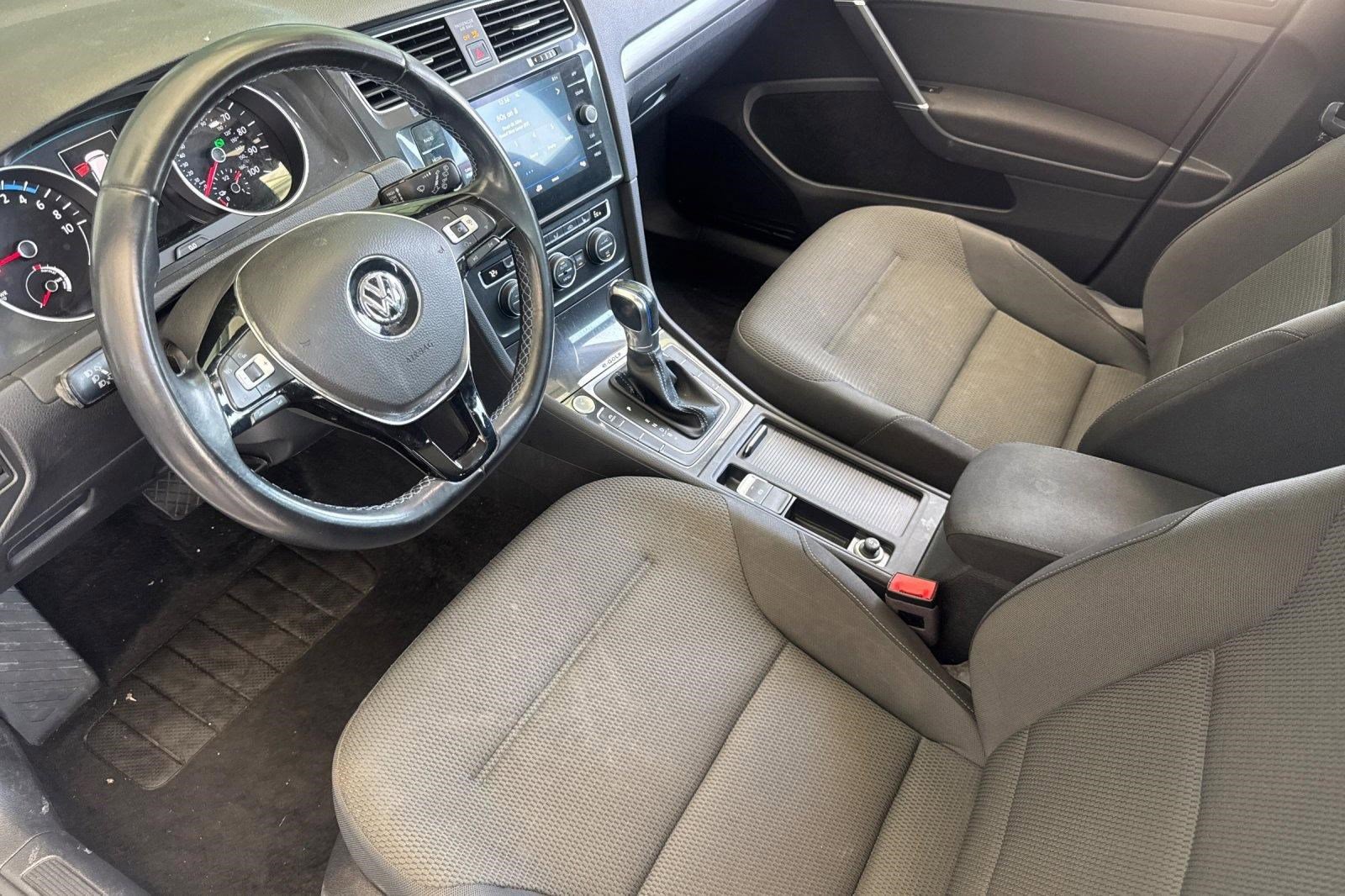 Used 2018 Volkswagen e-Golf SE FWD image 4