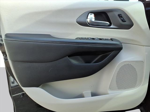 Used 2023 Chrysler Pacifica Touring-L image 10