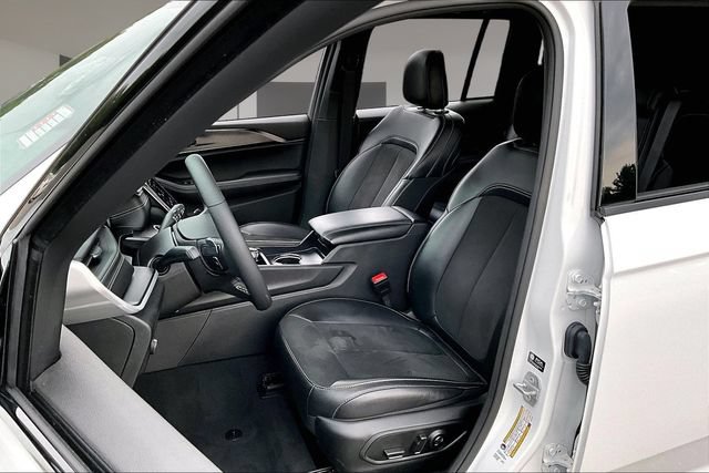 Used 2025 Jeep Grand Cherokee Altitude RWD image 19