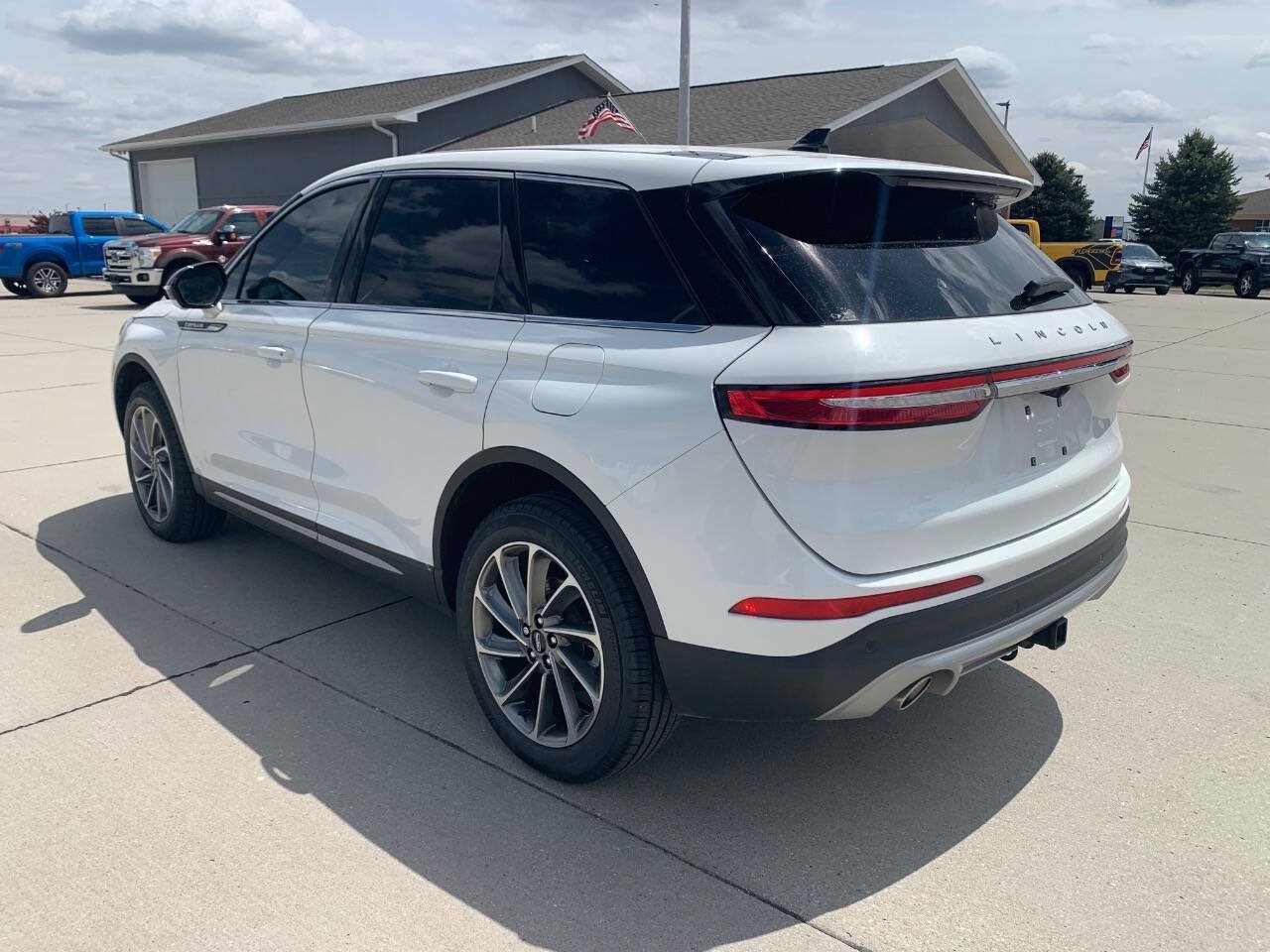Used 2025 Lincoln Corsair AWD w/ Equipment Group 101A image 7