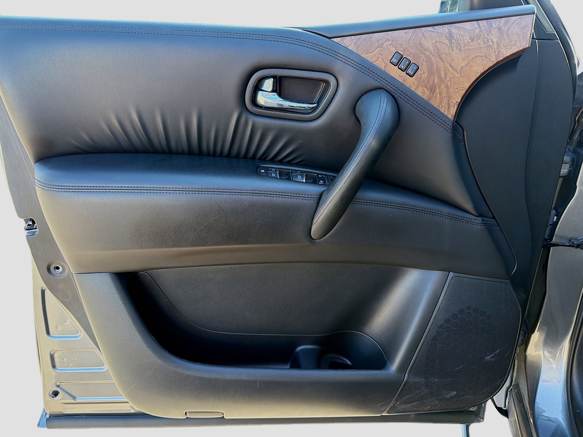 Used 2023 Nissan Armada SL w/ Captain's Chairs Package image 22