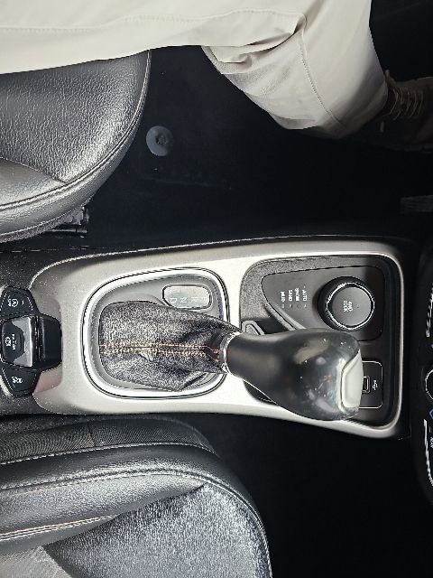 Used 2019 Jeep Compass Latitude w/ Cold Weather Group AWD/4WD image 17