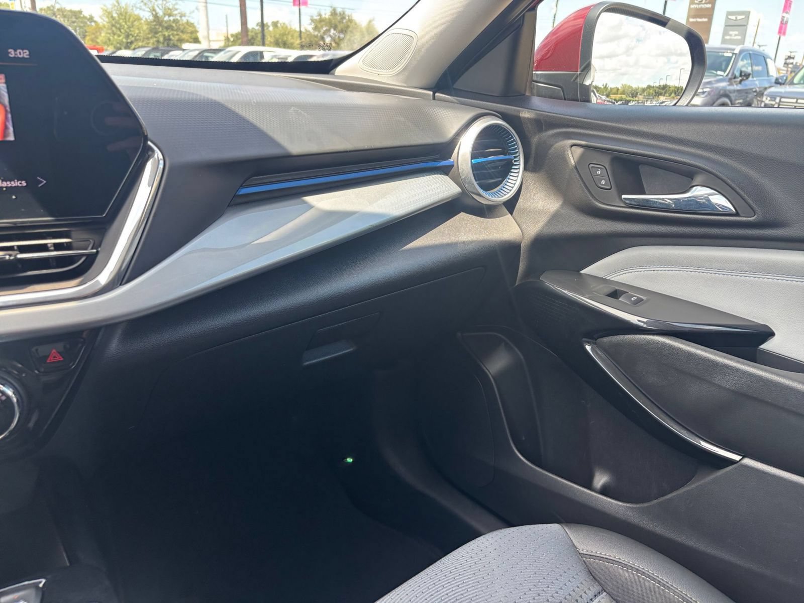 Used 2025 Chevrolet Trax LT FWD image 29