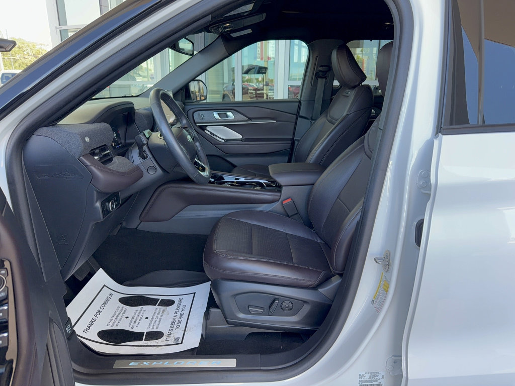 Certified 2025 Ford Explorer Platinum image 11