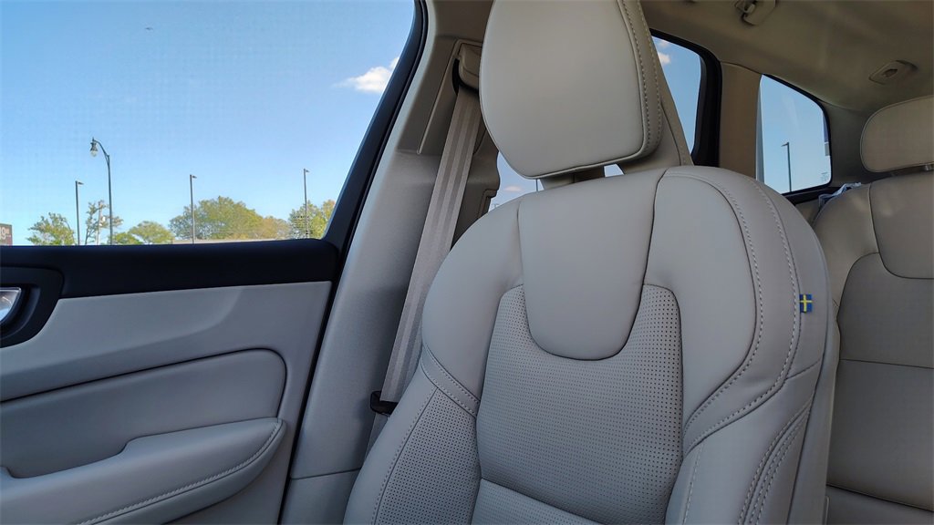 Used 2026 Volvo XC60 B5 Ultra w/ Climate Package PRO image 23