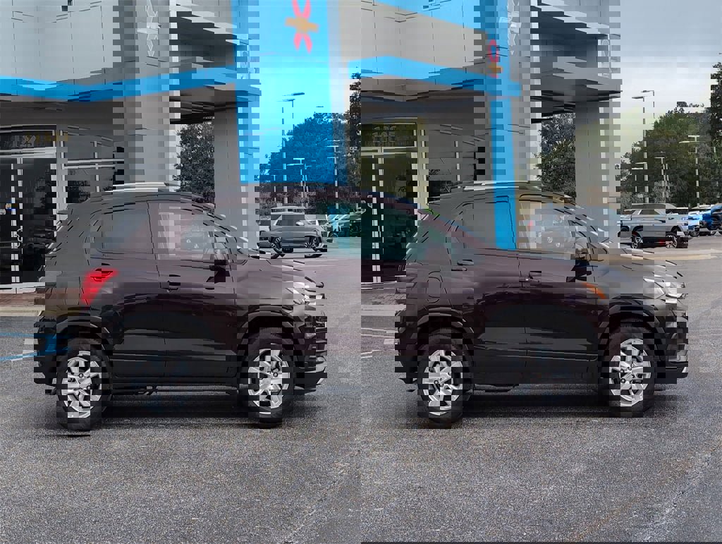 Certified 2022 Chevrolet Trax LT w/ LT Convenience Package image 2