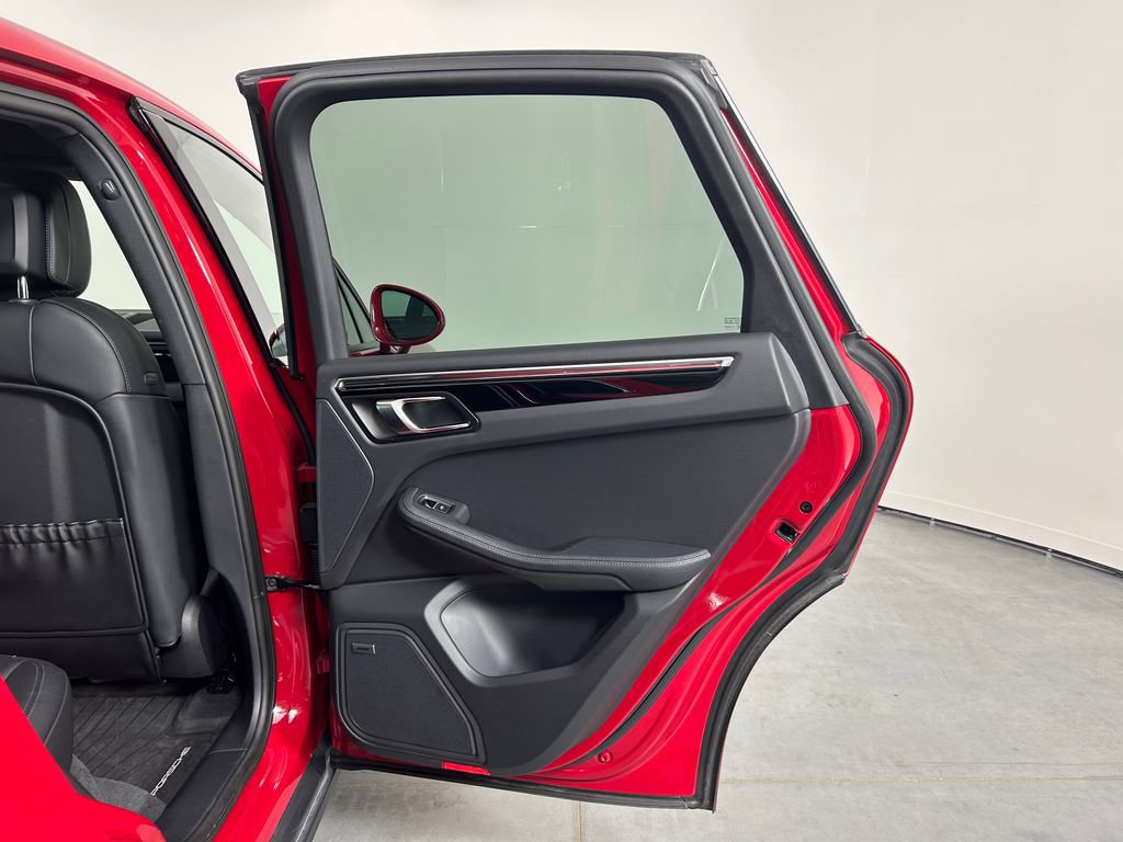 Certified 2025 Porsche Macan AWD/4WD image 24